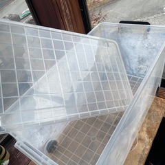 衣装ケース　2つ　　１つ破損ありの画像