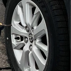 ヤリスクロス　純正タイヤ　ホイールナット シルバー　ナット　タイヤ交換の画像