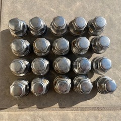 ヤリスクロス　純正タイヤ　ホイールナット シルバー　ナット　タイヤ交換の画像