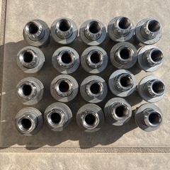 ヤリスクロス　純正タイヤ　ホイールナット シルバー　ナット　タイヤ交換の画像