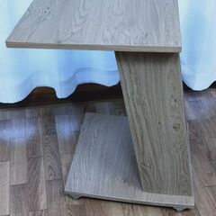 美品！ 木製 コロ付き サイドテーブル 机　本棚の画像