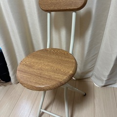 折りたたみ椅子の画像