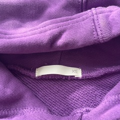 子供服　GU 紫　パーカー XSの画像