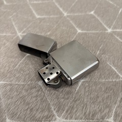 ✨アメリカ製Zippo✨1991年頃の筆記体ロゴ刻印モデル／クラシックなクローム×真鍮ボディの雰囲気ある一本ですの画像