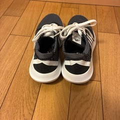 adidas スニーカー ブラック/ホワイト の画像
