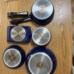 取っ手が取れるフライパン、鍋、蓋など12点セット  全部引き取ってくれる方 いませんかの画像