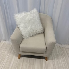 値下げ　一人用ソファ　ホワイト　ソファ　クッション付きの画像