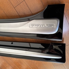 プリウス　黒　純正サイドステップ？マッドガード？左右の画像