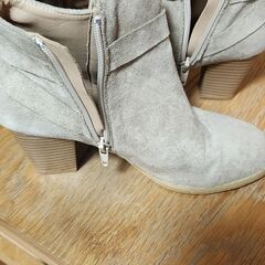 ７号 23cm ￥500スエードショートブーツ Size 7（お色=ベージュ）の画像