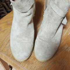 ７号 23cm ￥500スエードショートブーツ Size 7（お色=ベージュ）の画像