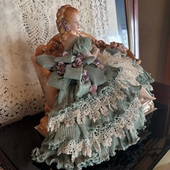 美しい陶器人形の画像