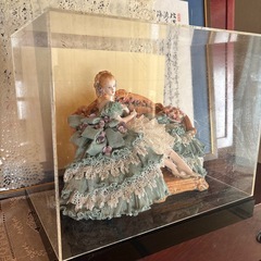 美しい陶器人形の画像