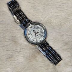 女性用時計。銀。スタイリッシュなデザイン。の画像