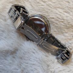 女性用時計。銀。スタイリッシュなデザイン。の画像