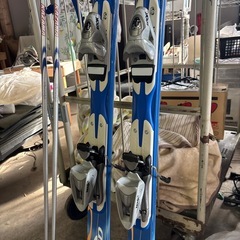 カービングスキーとストックの画像