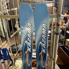 カービングスキーとストックの画像