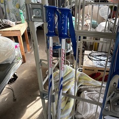 カービングスキーとストックの画像