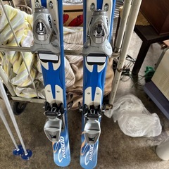 カービングスキーとストックの画像