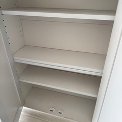 白いキャビネットの画像