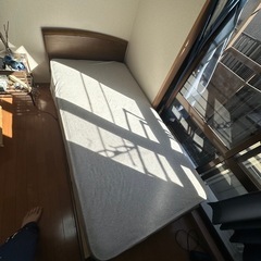 ベッドフレームとマットレスの画像