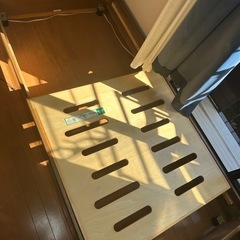 ベッドフレームとマットレスの画像