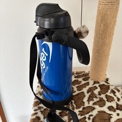 2リットルの水筒の画像