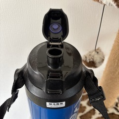 2リットルの水筒の画像