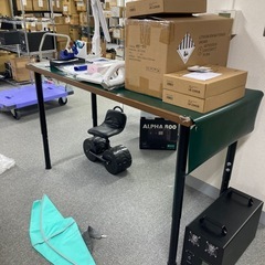 丈夫なテーブル、差し上げます。３台あり、１つは高さ調節可能　の画像