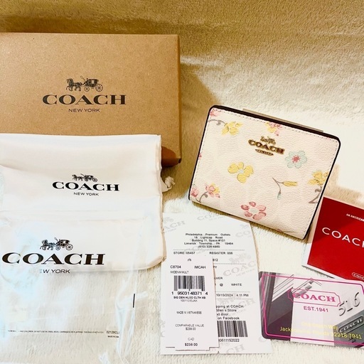 新品✨COACH コーチ　折り財布　二つ折り　花柄　コンパクト　プレゼント　箱付き