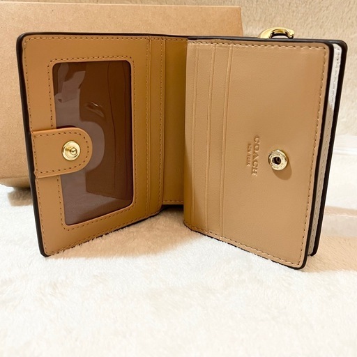 【新品】COACH 折り財布　二つ折り　花柄　コンパクト　プレゼント　箱付き COACH（コーチ） 財布 二つ折り財布 新作 新品 花柄 フローラル