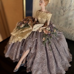 とても美しいドレスを着た陶器人形の画像