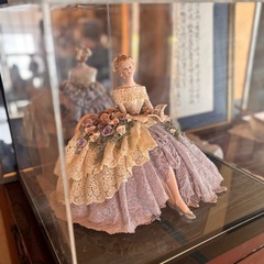とても美しいドレスを着た陶器人形の画像
