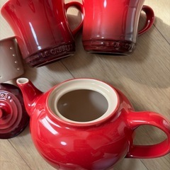 ルクルーゼ赤ティーセットマグ2個の画像