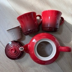 ルクルーゼ赤ティーセットマグ2個の画像