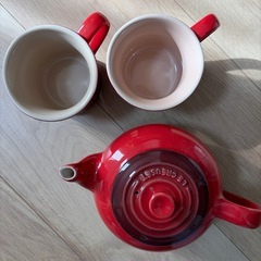 ルクルーゼ赤ティーセットマグ2個の画像