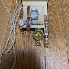 キラキラ時計5点と真珠似宝飾品の画像