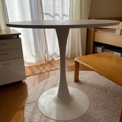 円卓テーブル
の画像