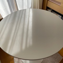 円卓テーブル
の画像