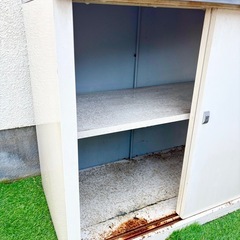 🌿✨屋外物置をお洒落に再利用♪ ガーデニング・DIY・玄関収納にも万能に使えるアンティーク風ストレージボックス✨🌿  （錆あり現状品／軽作業棚付き／800円）の画像