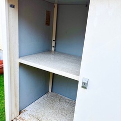 🌿✨屋外物置をお洒落に再利用♪ ガーデニング・DIY・玄関収納にも万能に使えるアンティーク風ストレージボックス✨🌿  （錆あり現状品／軽作業棚付き／800円）の画像