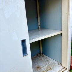 🌿✨屋外物置をお洒落に再利用♪ ガーデニング・DIY・玄関収納にも万能に使えるアンティーク風ストレージボックス✨🌿  （錆あり現状品／軽作業棚付き／800円）の画像