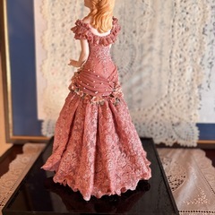 ピンクドレスを着た陶器人形の画像