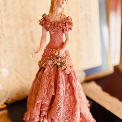 ピンクドレスを着た陶器人形の画像