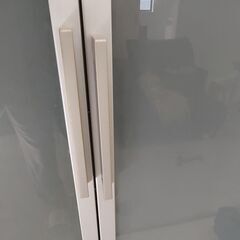 食器棚 大型キャビネット木製  扉ガラス張り 棚板ガラス  の画像