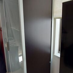 食器棚 大型キャビネット木製  扉ガラス張り 棚板ガラス  の画像