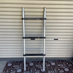 伸びるハシゴの画像