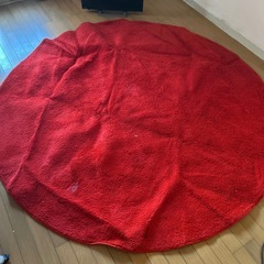 大人気IKEAの赤い丸いじゅうたんの画像