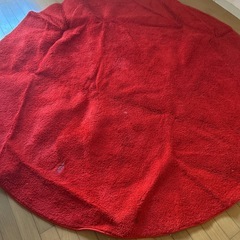 大人気IKEAの赤い丸いじゅうたんの画像