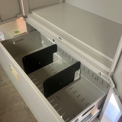 J606⭐️オフィスロッカー　鍵付き　棚分割可能の画像