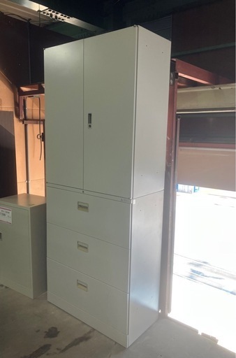 J606⭐️オフィスロッカー　鍵付き　棚分割可能
